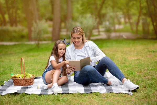 Mor och dotter Läsa bok Att ha familj picknick i parken — Stockfoto