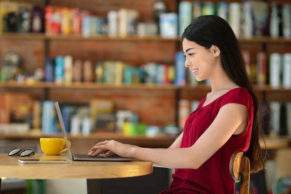 Conceptul de lucru de la distanță. Asiatic femeie folosind laptop în timp ce bea cafea în cafenea — Fotografie, imagine de stoc