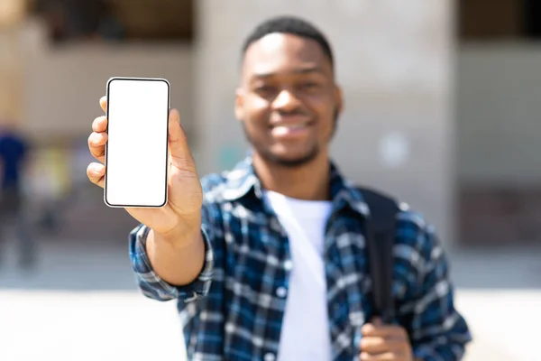 Afro człowiek pokazując pusty ekran telefonu komórkowego — Zdjęcie stockowe