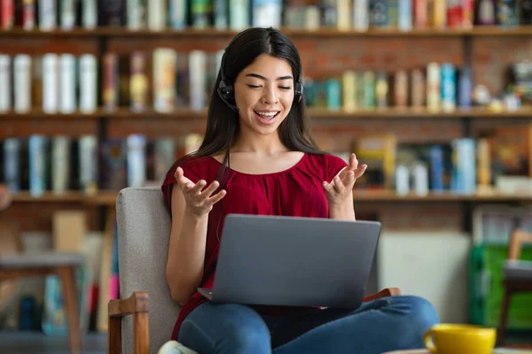 Tutoraggio online. Giovane asiatico femmina tutor insegnamento lingua straniera via video conferenza — Foto Stock