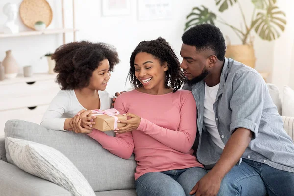 Moederdag verrassing. schattig klein meisje presenteren gift naar haar zwart Moeder — Stockfoto