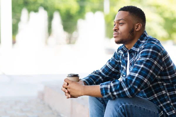 Porträt eines nachdenklichen afrikanisch-amerikanischen Typen, der bei Kaffee sitzt — Stockfoto