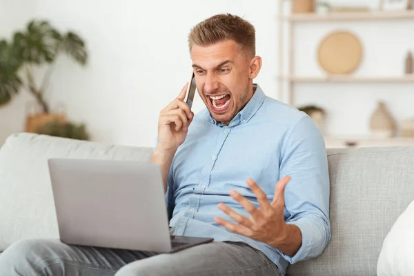 Rozzlobený muž mluví na mobilním telefonu a křičí — Stock fotografie