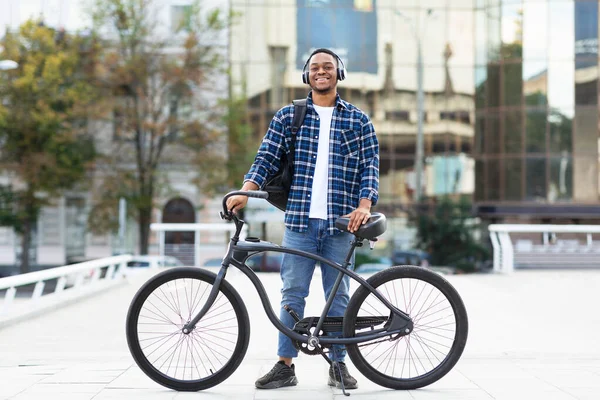 Retrato de afro-americano de pé com sua bicicleta — Fotografia de Stock