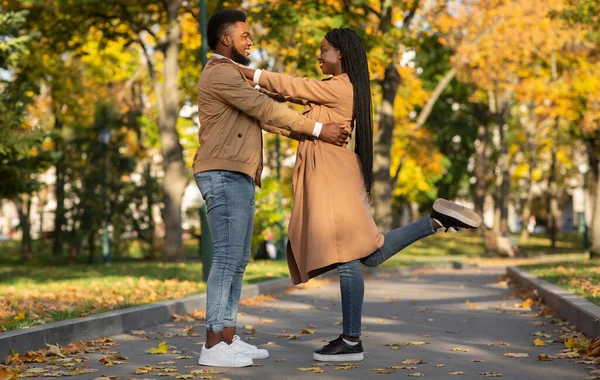 Kochający Afro para przytulanie na zewnątrz, Stojąc w alejce w jesiennym parku — Zdjęcie stockowe
