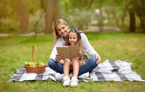 Älskar mamma och dotter Läsa bok Binda Att ha picknick utanför — Stockfoto