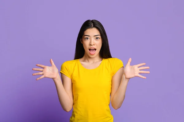 Wauw. opgewonden aziatische vrouw spreding handen en opening mond in verbazing — Stockfoto