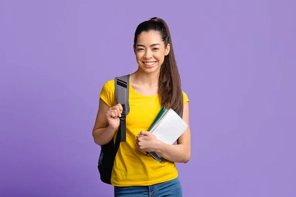 Oktatási koncepció. Ázsiai diák lány munkafüzetek és hátizsák mosolygós kamera — Stock Fotó