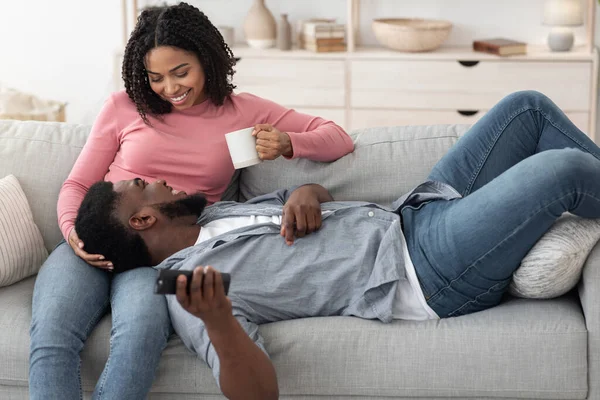 Casal de ligação. Cônjuges afro-americanos felizes tendo momentos românticos em casa — Fotografia de Stock