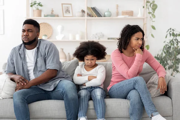 Missverständnis in der Familie. Schwarze Eltern und kleine Tochter ignorieren einander nach Streit — Stockfoto