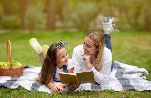 Mor och dotter Läsa bok Liggande på filt Att ha picknick — Stockfoto