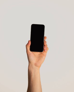Açık arkaplanda boş ekranı olan akıllı telefonu gösteren erkek el, mobil uygulama tasarımı için model