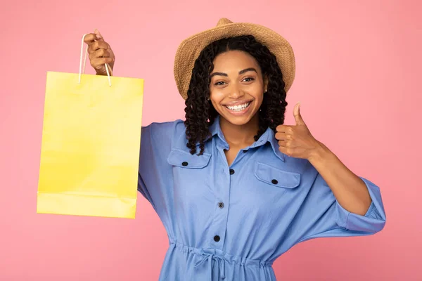 Mujer negra Gestos Pulgares-Up Holding Shopper Bag sobre fondo rosa —  Fotos de Stock