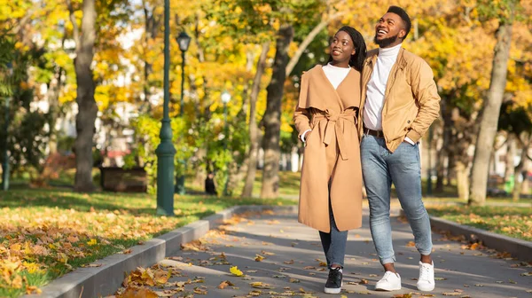 Hermosa pareja negra romántica caminando en el parque de la ciudad y disfrutando de la naturaleza —  Fotos de Stock