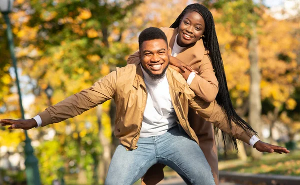 Szczęśliwa para afro zabawy na randce w jesiennym parku — Zdjęcie stockowe