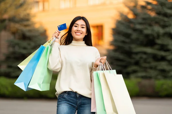 Asiatisk flicka med kreditkort nära centrum — Stockfoto