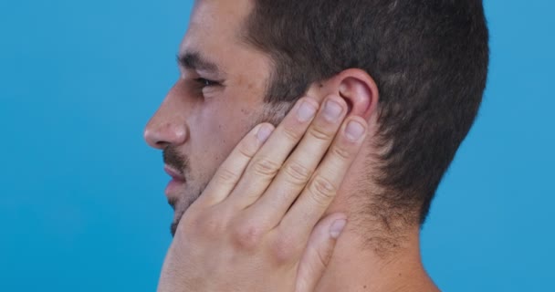 Πορτραίτο προφίλ του ανθρώπου που αγγίζει το κεφάλι του, που υποφέρει από πόνο στο αυτί — Αρχείο Βίντεο