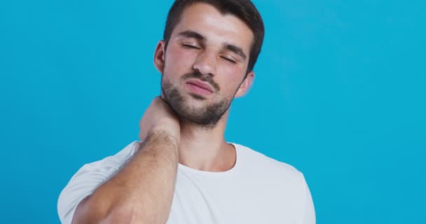 Jovem sofrendo de dor no pescoço, aquecendo a cabeça — Vídeo de Stock