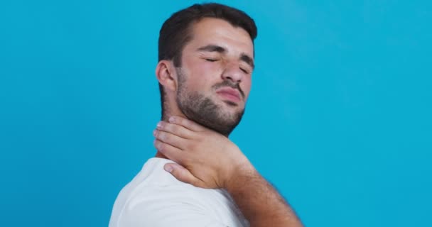 Jovem massageando seu pescoço doloroso, visão de perfil — Vídeo de Stock