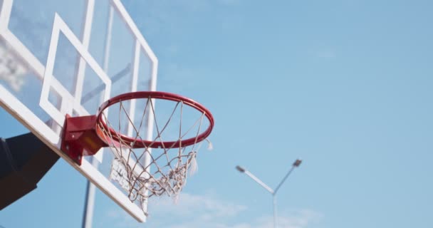 Basketbol topunun çemberi kayıp ve çemberden düşmüyor. — Stok video