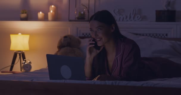 Szczęśliwa kobieta rozmawia przez telefon komórkowy wieczorem — Wideo stockowe