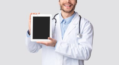 Tıp doktoru boş ekranlı dijital tablet gösteriyor
