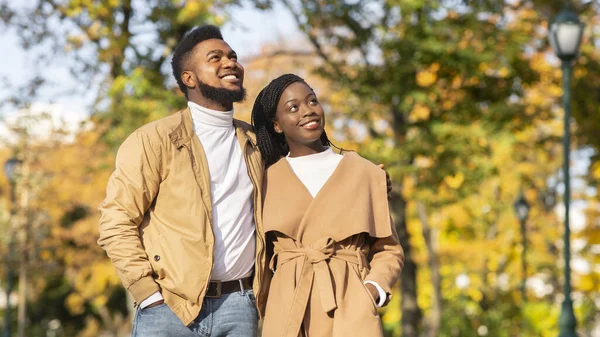Ritratto di romantica coppia nera che passeggia nel parco autunnale — Foto Stock