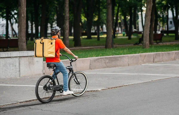 Şehir teslimatı. Bisikletli büyük sırt çantalı kurye. — Stok fotoğraf