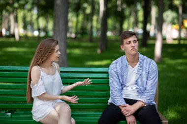 İlişki sorunları. Milenyum çifti parkta tartışıyor.