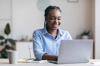 Genç Siyahi Sekreter Laptop 'ta Modern Ofiste Çalışıyor, Klavyede Yazıyor