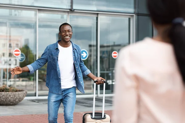 Feliz hombre negro conociendo a su novia después de aterrizar en el aeropuerto — Foto de Stock