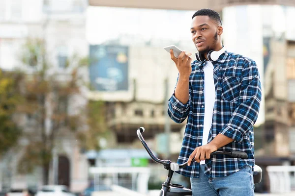 Retrato del hombre negro hablando por teléfono usando altavoz — Foto de Stock