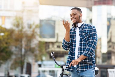 Hoparlörle konuşan Afrikalı adamın portresi.