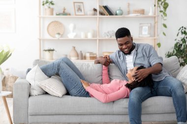 Romantik anlar. Siyah çift evde dinlenirken birbirlerine bağlanıyorlar.