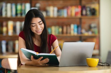 Çalışma Planı Shedule. Dizüstü bilgisayarda çalışan Asyalı Kız Serbest Çalışan ve Not Yazan