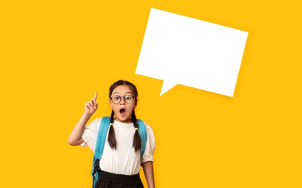 Estudante chinês com bolha de fala que tem ideia sobre fundo amarelo — Fotografia de Stock