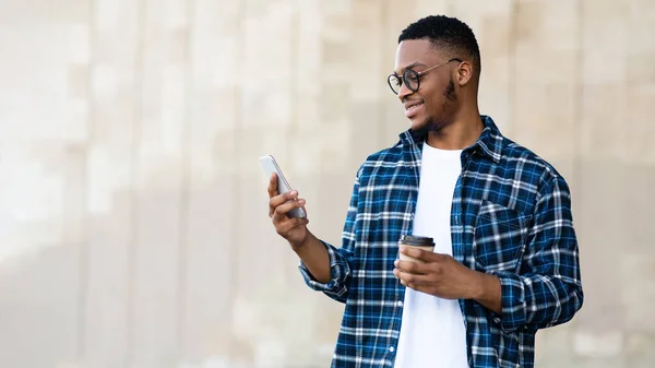 Porträt eines Afroamerikaners, der SMS auf dem Smartphone verschickt — Stockfoto