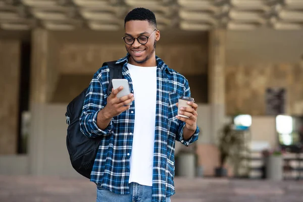 Retrato de afro-americano cara mensagens SMS no smartphone — Fotografia de Stock