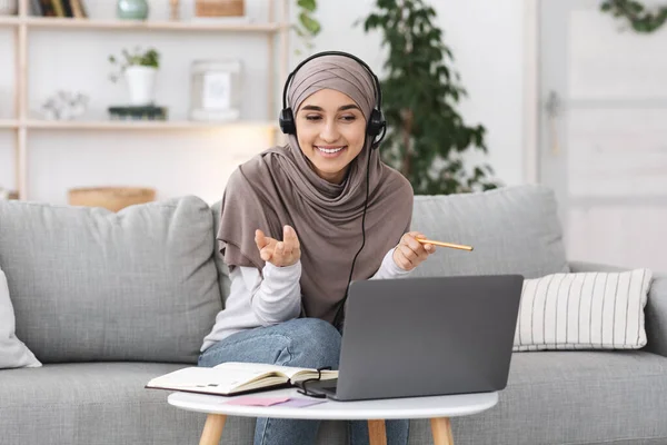 Tutoría en línea. Joven profesora musulmana teniendo videollamada con estudiantes — Foto de Stock