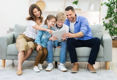 Mutlu Aile Tablet Bilgisayarını Evdeki Koltukta Birlikte Kullanmak