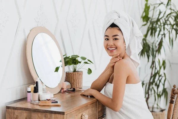 Wanita asia cantik berpose di depan cermin — Stok Foto