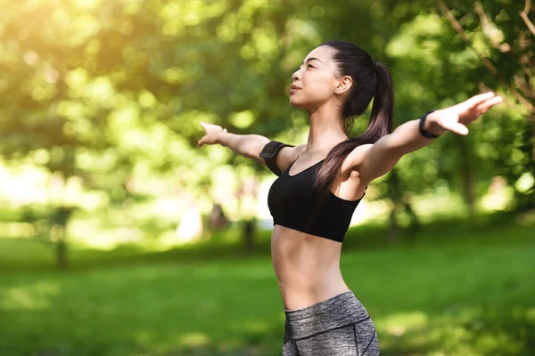 Canlılık kavramı. Sportif Asyalı kız dışarıda egzersiz yapıyor, parkta antrenman yapıyor. — Stok fotoğraf