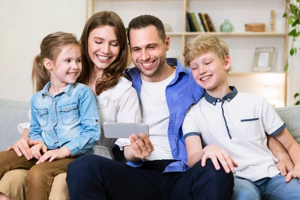 Famille utilisant Smartphone Naviguer sur Internet ensemble à la maison le week-end — Photo