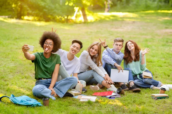 Selfie Fun. Grupp av multiraciala studenter lura medan du tar gruppfoto utomhus — Stockfoto