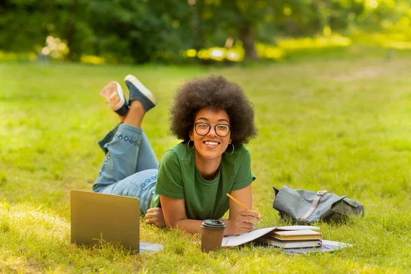 Menina estudante preto feliz preparando para exames ao ar livre com laptop e café — Fotografia de Stock