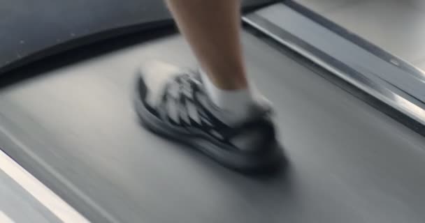 Primo piano dell'uomo che fa allenamento lento di resistenza cardio sul tapis roulant — Video Stock