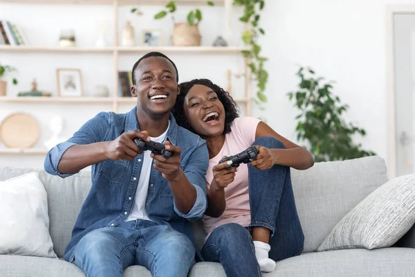 Família africana emocional jogando videogames na sala de estar — Fotografia de Stock