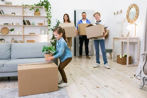 Caixas de embalagem da família movendo-se para novo apartamento em pé dentro de casa — Fotografia de Stock