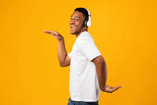 Lustig afrikanisch guy im kopfhörer tanzen having spaß im studio — Stockfoto