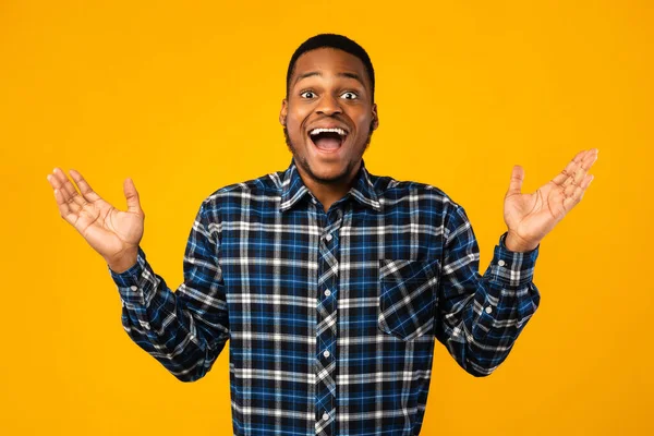 Sorprendido africano chico posando con abierto boca sobre amarillo fondo — Foto de Stock